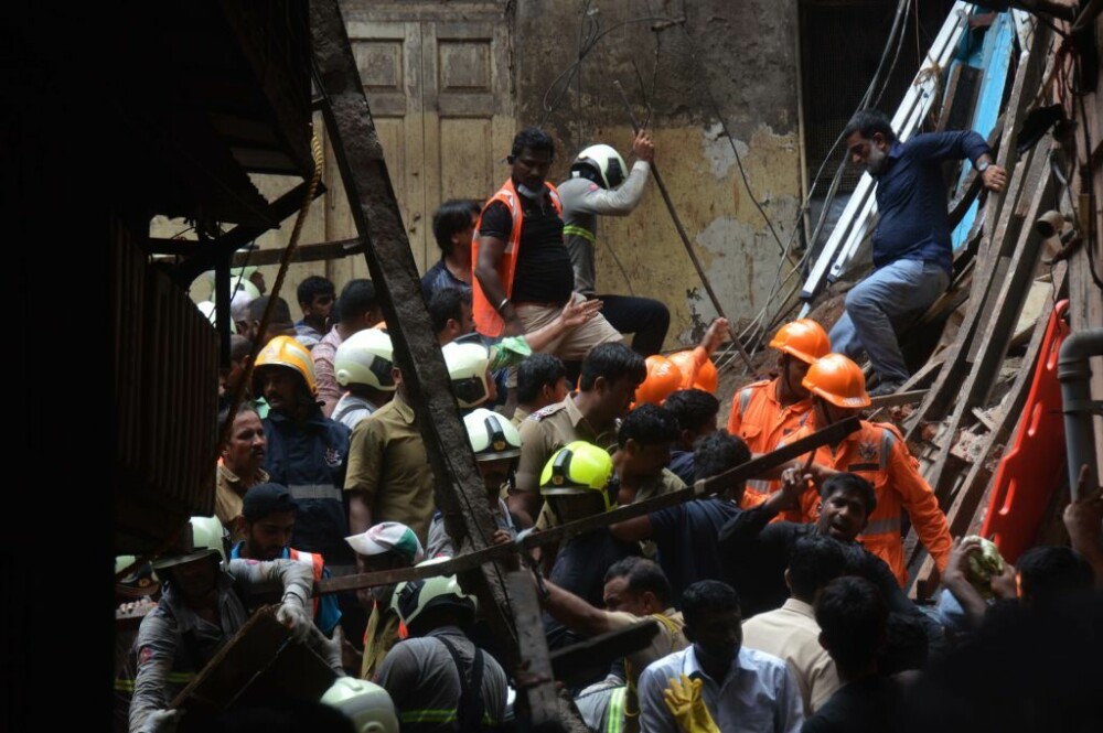 Clădire prăbușită într-un cartier din Mumbai. Bilanțul victimelor. FOTO - Imaginea 20