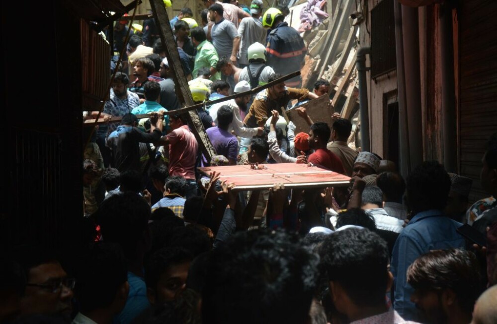 Clădire prăbușită într-un cartier din Mumbai. Bilanțul victimelor. FOTO - Imaginea 17