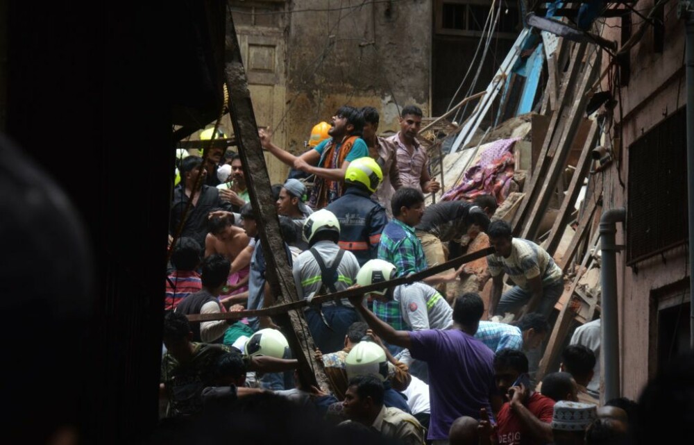 Clădire prăbușită într-un cartier din Mumbai. Bilanțul victimelor. FOTO - Imaginea 16