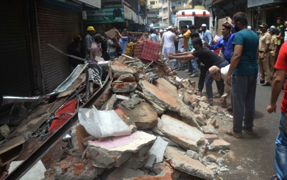 Clădire prăbușită într-un cartier din Mumbai. Bilanțul victimelor. FOTO - Imaginea 15