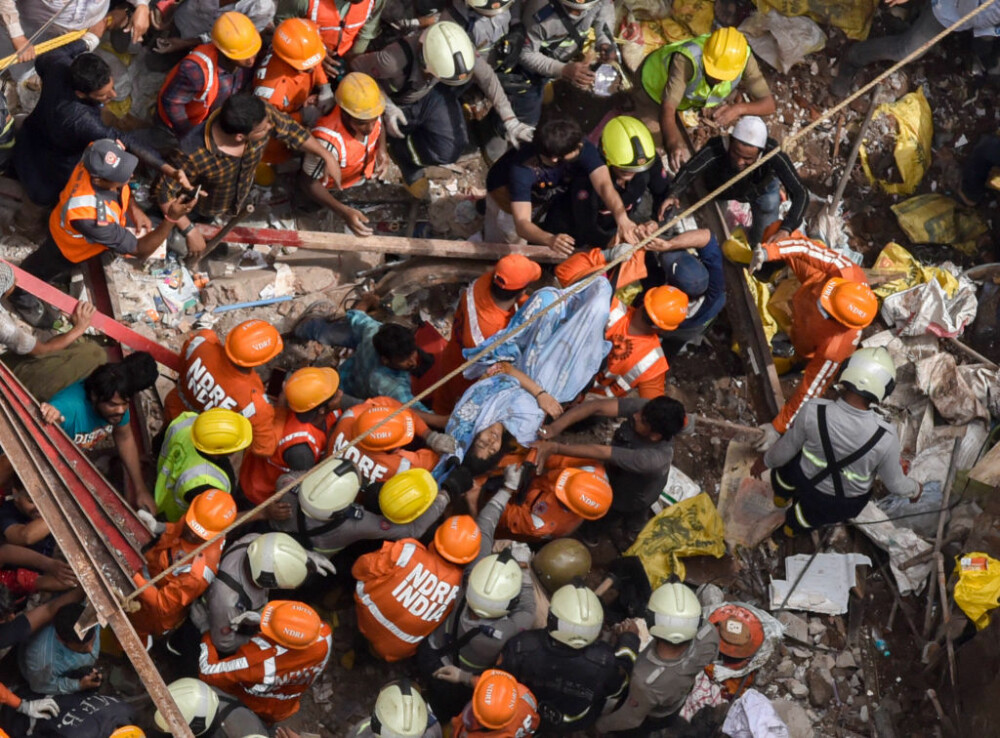 Clădire prăbușită într-un cartier din Mumbai. Bilanțul victimelor. FOTO - Imaginea 10
