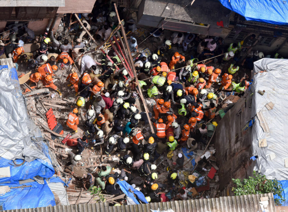Clădire prăbușită într-un cartier din Mumbai. Bilanțul victimelor. FOTO - Imaginea 8