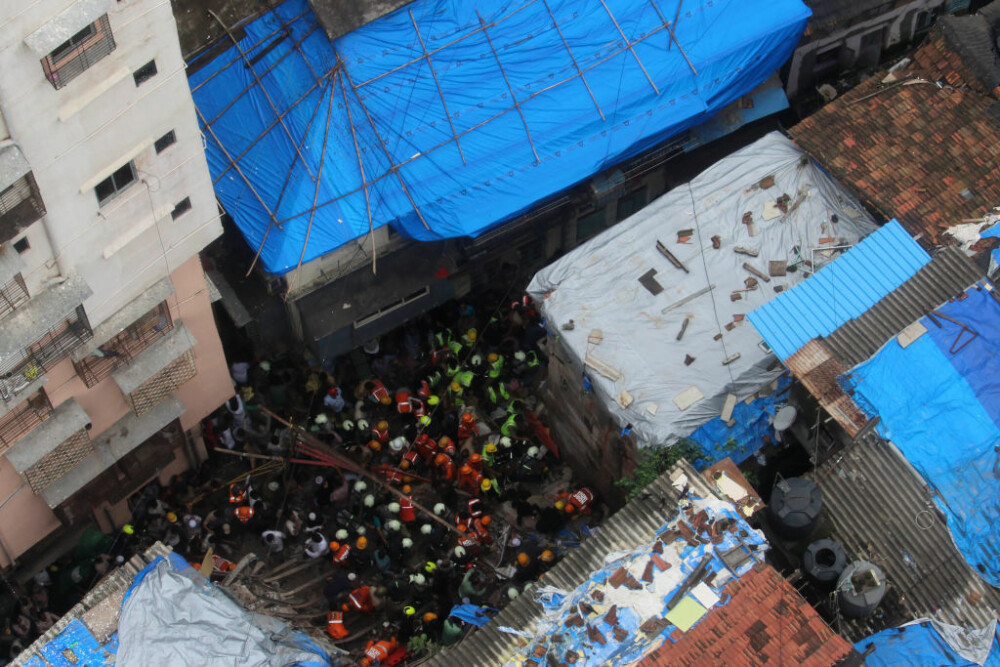 Clădire prăbușită într-un cartier din Mumbai. Bilanțul victimelor. FOTO - Imaginea 6