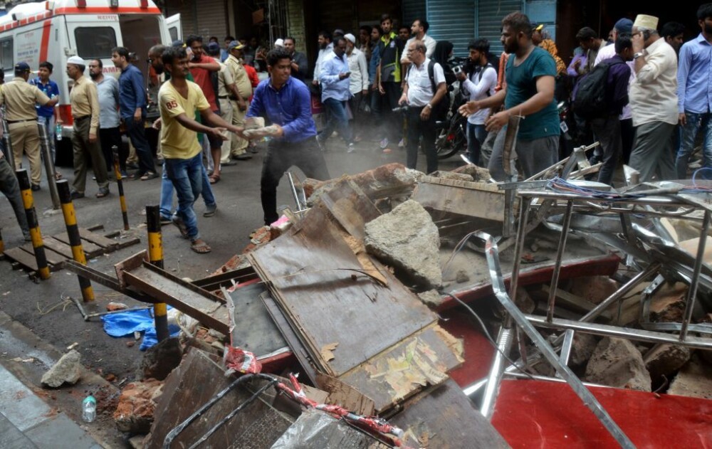 Clădire prăbușită într-un cartier din Mumbai. Bilanțul victimelor. FOTO - Imaginea 5