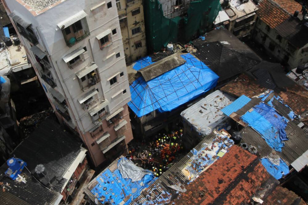Clădire prăbușită într-un cartier din Mumbai. Bilanțul victimelor. FOTO - Imaginea 3