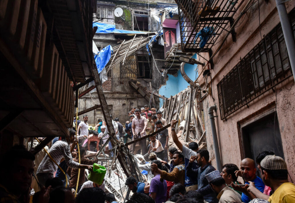 Clădire prăbușită într-un cartier din Mumbai. Bilanțul victimelor. FOTO - Imaginea 2