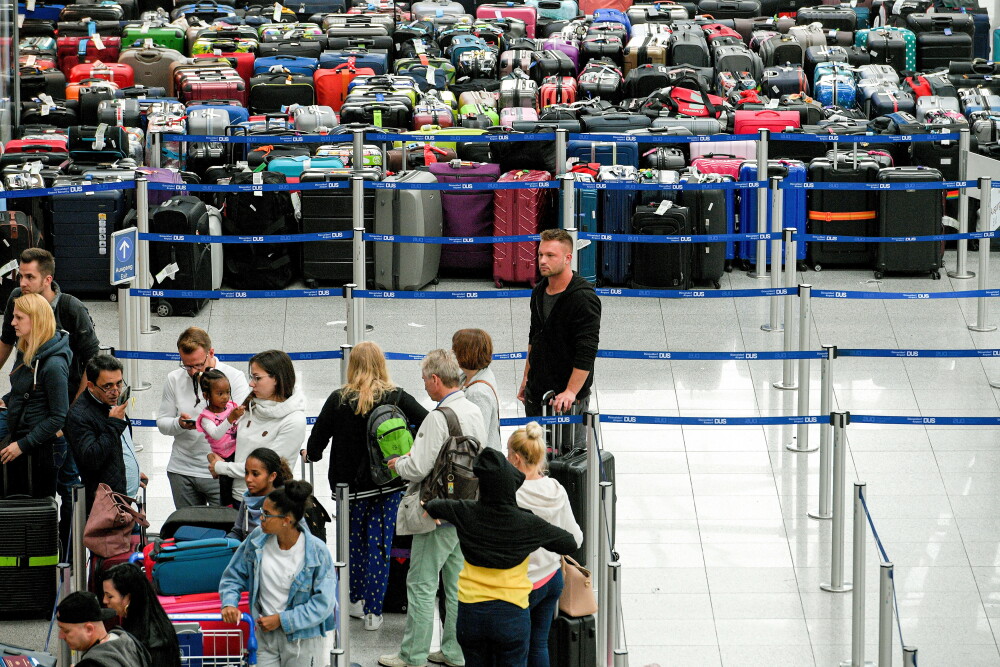 Imagini cu 2.500 de bagaje blocate în aeroport. Pasagerii, nevoiți să plece fără ele - Imaginea 2