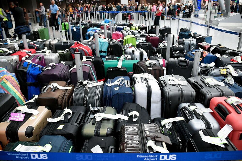 Imagini cu 2.500 de bagaje blocate în aeroport. Pasagerii, nevoiți să plece fără ele - Imaginea 3