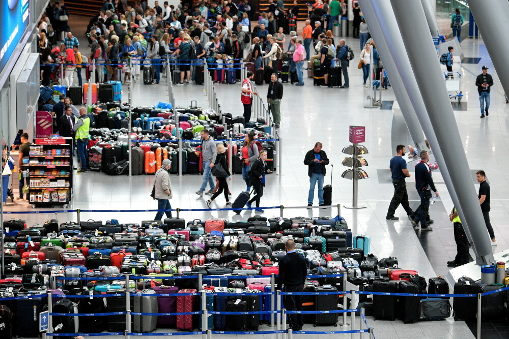 Imagini cu 2.500 de bagaje blocate în aeroport. Pasagerii, nevoiți să plece fără ele - Imaginea 4