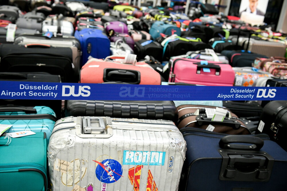 Imagini cu 2.500 de bagaje blocate în aeroport. Pasagerii, nevoiți să plece fără ele - Imaginea 5
