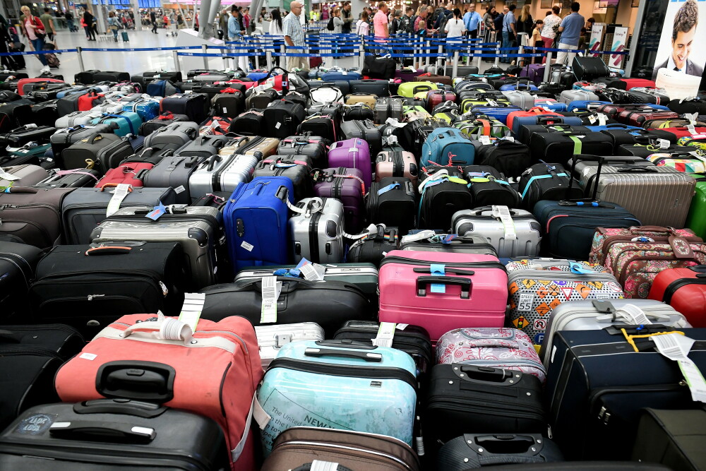 Imagini cu 2.500 de bagaje blocate în aeroport. Pasagerii, nevoiți să plece fără ele - Imaginea 8
