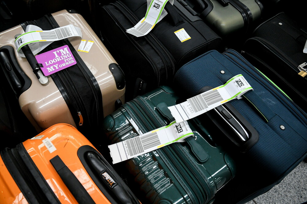 Imagini cu 2.500 de bagaje blocate în aeroport. Pasagerii, nevoiți să plece fără ele - Imaginea 9