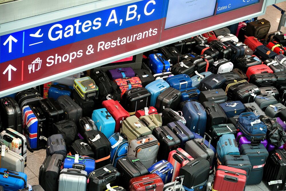 Imagini cu 2.500 de bagaje blocate în aeroport. Pasagerii, nevoiți să plece fără ele - Imaginea 10