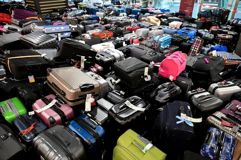 Imagini cu 2.500 de bagaje blocate în aeroport. Pasagerii, nevoiți să plece fără ele - Imaginea 11