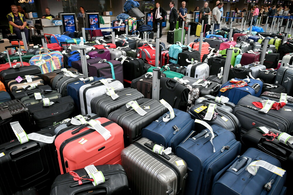 Imagini cu 2.500 de bagaje blocate în aeroport. Pasagerii, nevoiți să plece fără ele - Imaginea 12