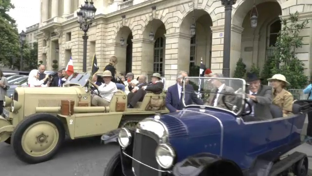 Expoziție impresionantă de mașini de epocă la Paris - Imaginea 1