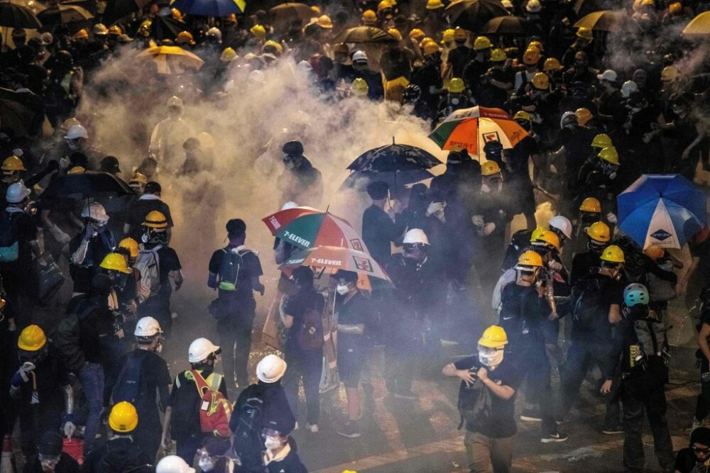 Incidente în Hong Kong. Poliţia a folosit gaze lacrimogene împotriva manifestanților - Imaginea 1