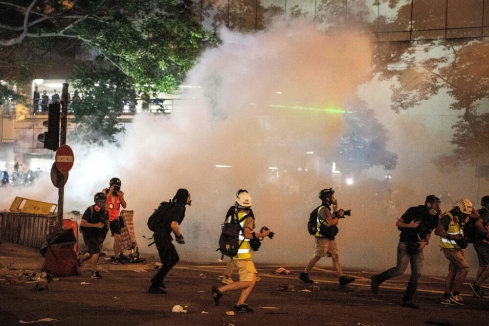 Incidente în Hong Kong. Poliţia a folosit gaze lacrimogene împotriva manifestanților - Imaginea 2