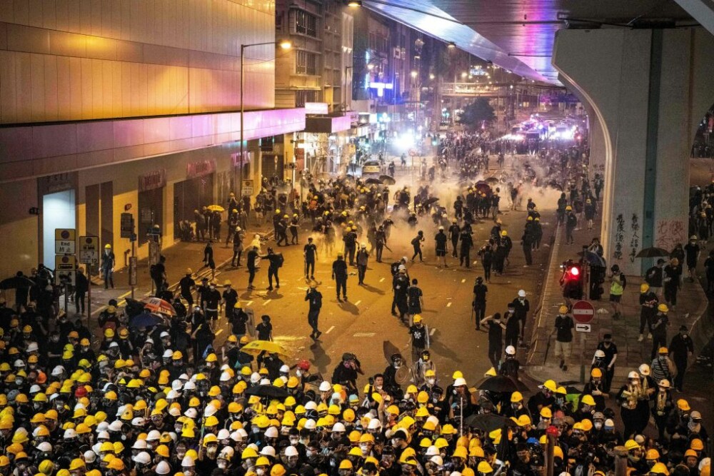 Incidente în Hong Kong. Poliţia a folosit gaze lacrimogene împotriva manifestanților - Imaginea 3
