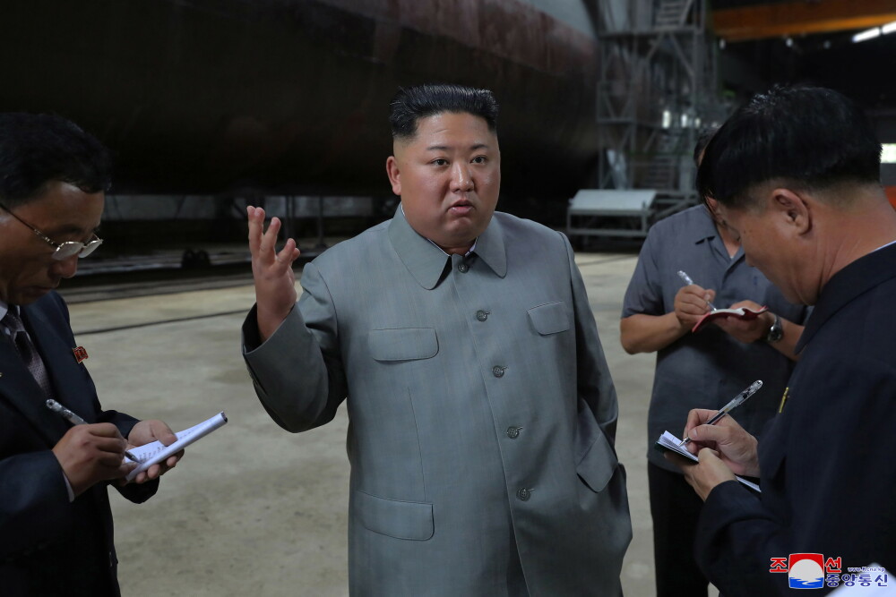 Liderul de la Phenian, Kim Jong-un, a inspectat un nou submarin nord-coreean. FOTO - Imaginea 1
