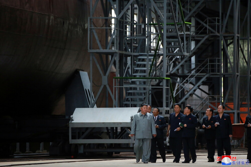 Liderul de la Phenian, Kim Jong-un, a inspectat un nou submarin nord-coreean. FOTO - Imaginea 2
