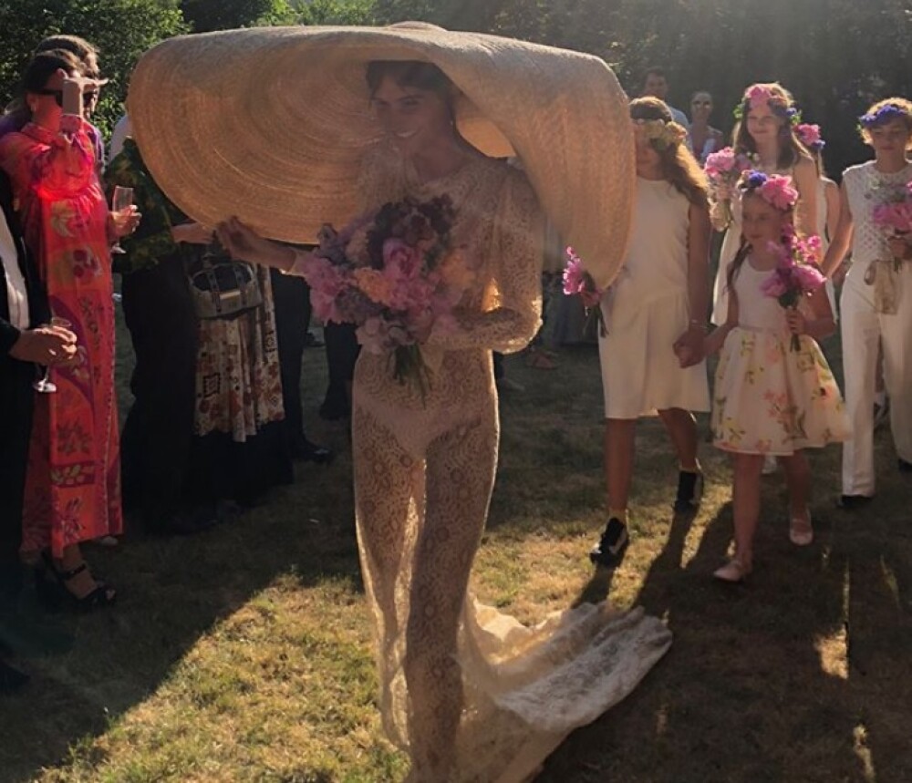 Cum s-a îmbrăcat o tânără în ziua nunții. Invitații nici nu au apucat să îi vadă fața. FOTO - Imaginea 1