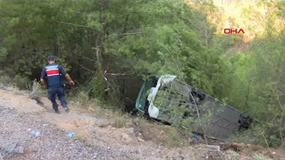 Autocar plin cu turiști răsturnat într-o râpă de 25 m în Antalya. Bilanțul victimelor - Imaginea 1