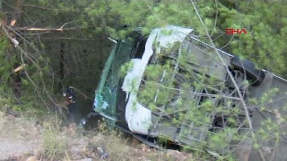 Autocar plin cu turiști răsturnat într-o râpă de 25 m în Antalya. Bilanțul victimelor - Imaginea 6