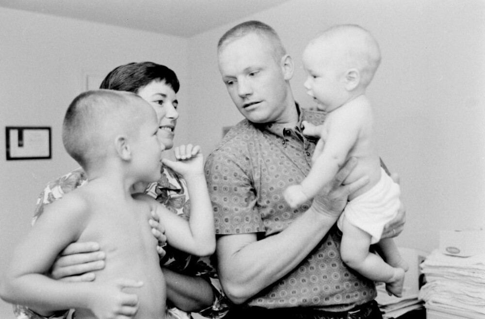 Câți bani a primit familia lui Neil Armstrong, după ce a acuzat un spital de malpraxis - Imaginea 2