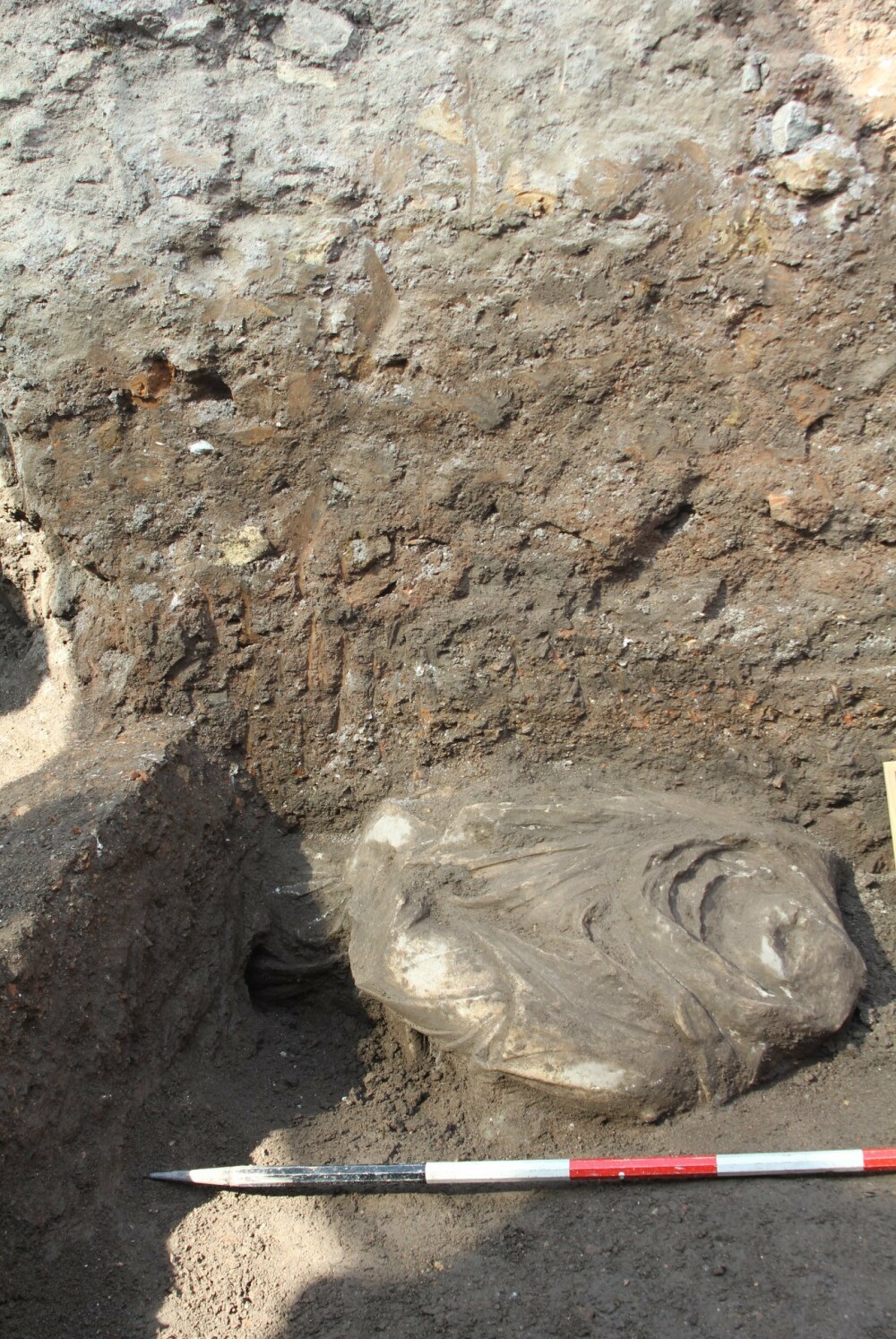 Statuia uriaşă a unui războinic dac, găsită în Roma. De ce a fost îngropată sub pământ - Imaginea 3