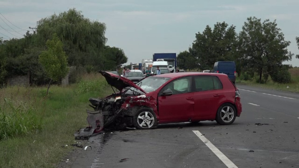 4 oameni au ajuns la spital după o manevră periculoasă a unui șofer de 74 ani - Imaginea 1