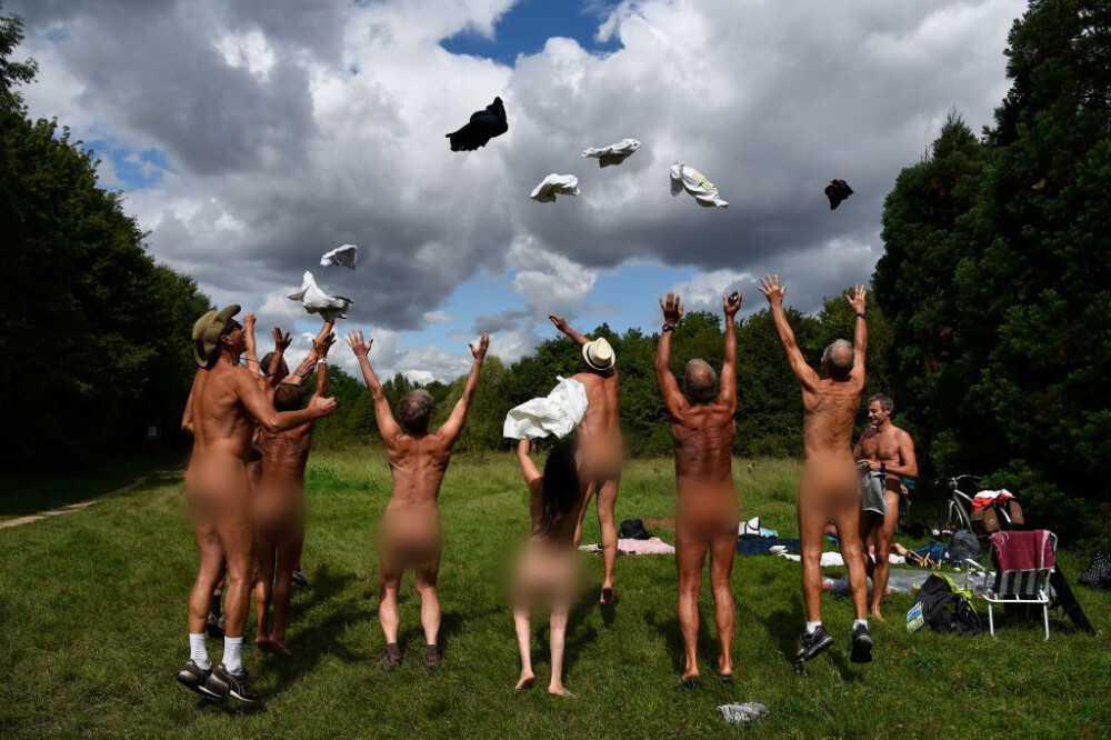 Ce pățesc femeile care fac plajă nud într-un parc cunoscut din Paris - Imaginea 4