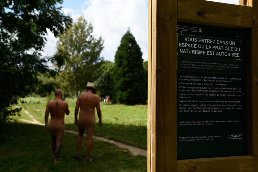 Ce pățesc femeile care fac plajă nud într-un parc cunoscut din Paris - Imaginea 3