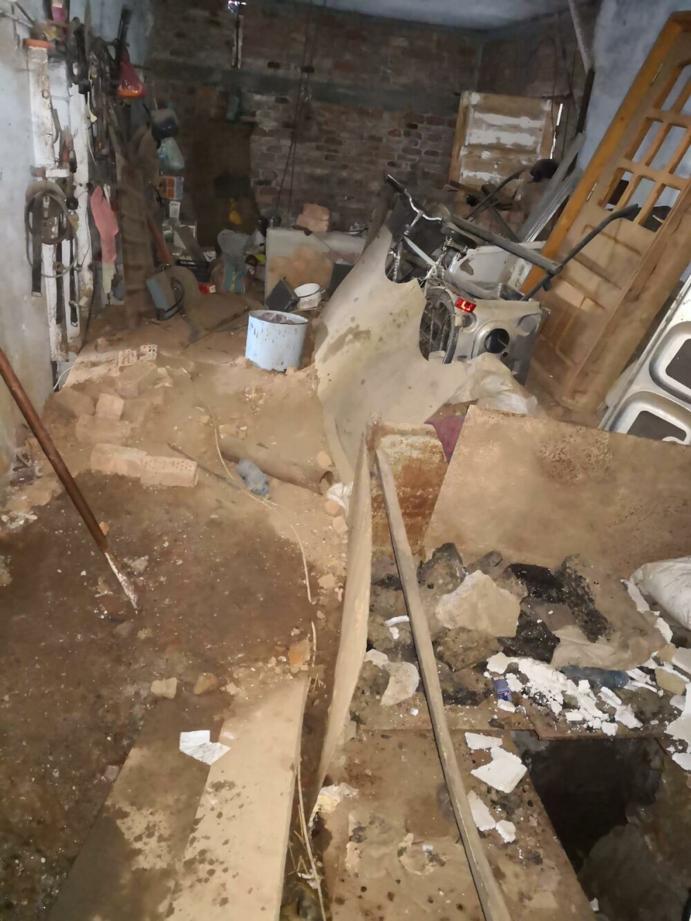 Imagini din casa suspectului din Caracal, unde au fost găsite rămășițe umane - Imaginea 13