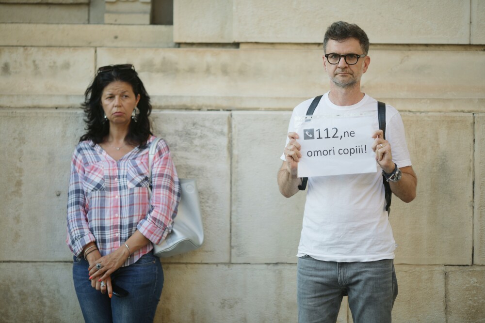 Protest tăcut la sediul MAI, după cazul Caracal. ”Ați ucis din nou”. GALERIE FOTO - Imaginea 2