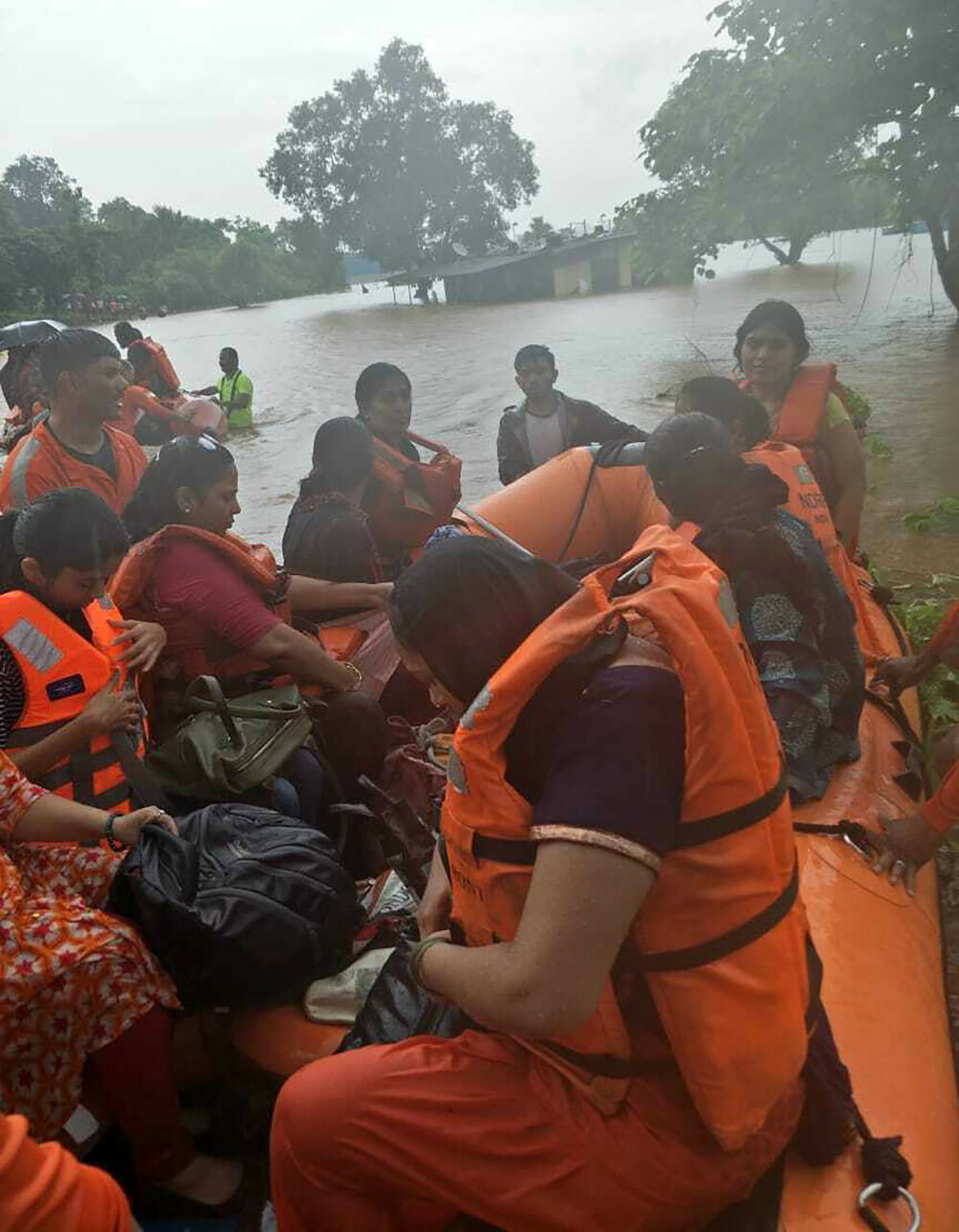 Inundații în India. 700 de pasageri blocați într-un tren, salvați cu elicopterul - Imaginea 2