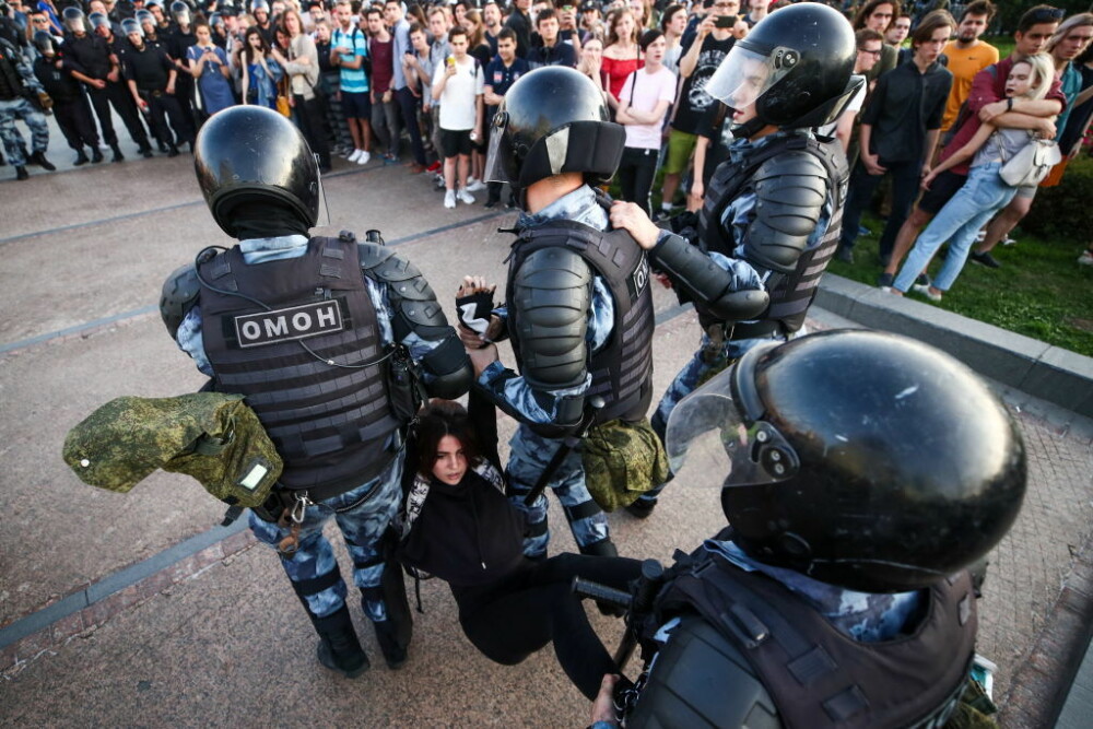 Peste 1.000 de persoane, arestate la Moscova. Oamenii au cerut alegeri libere. FOTO - Imaginea 8