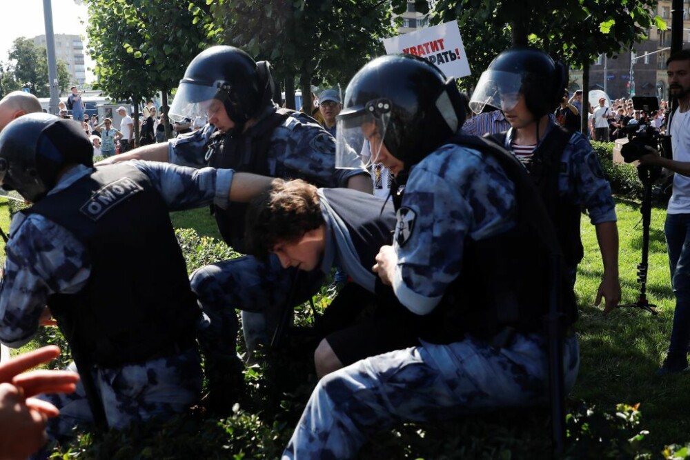 Peste 1.000 de persoane, arestate la Moscova. Oamenii au cerut alegeri libere. FOTO - Imaginea 9