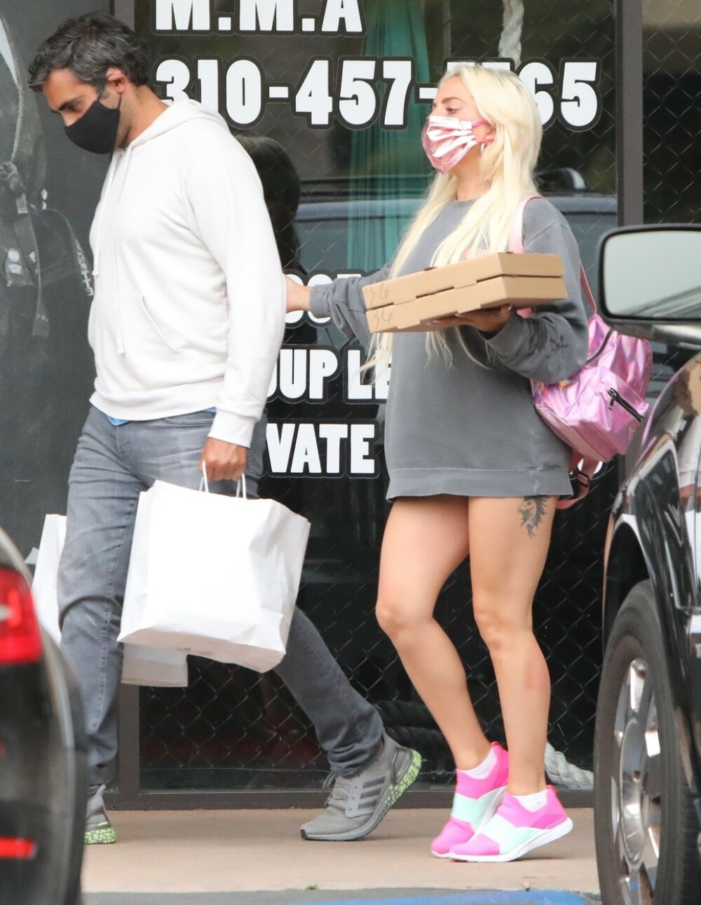 Lady Gaga, apariție îndrăzneață pe străzile din Malibu - Imaginea 2