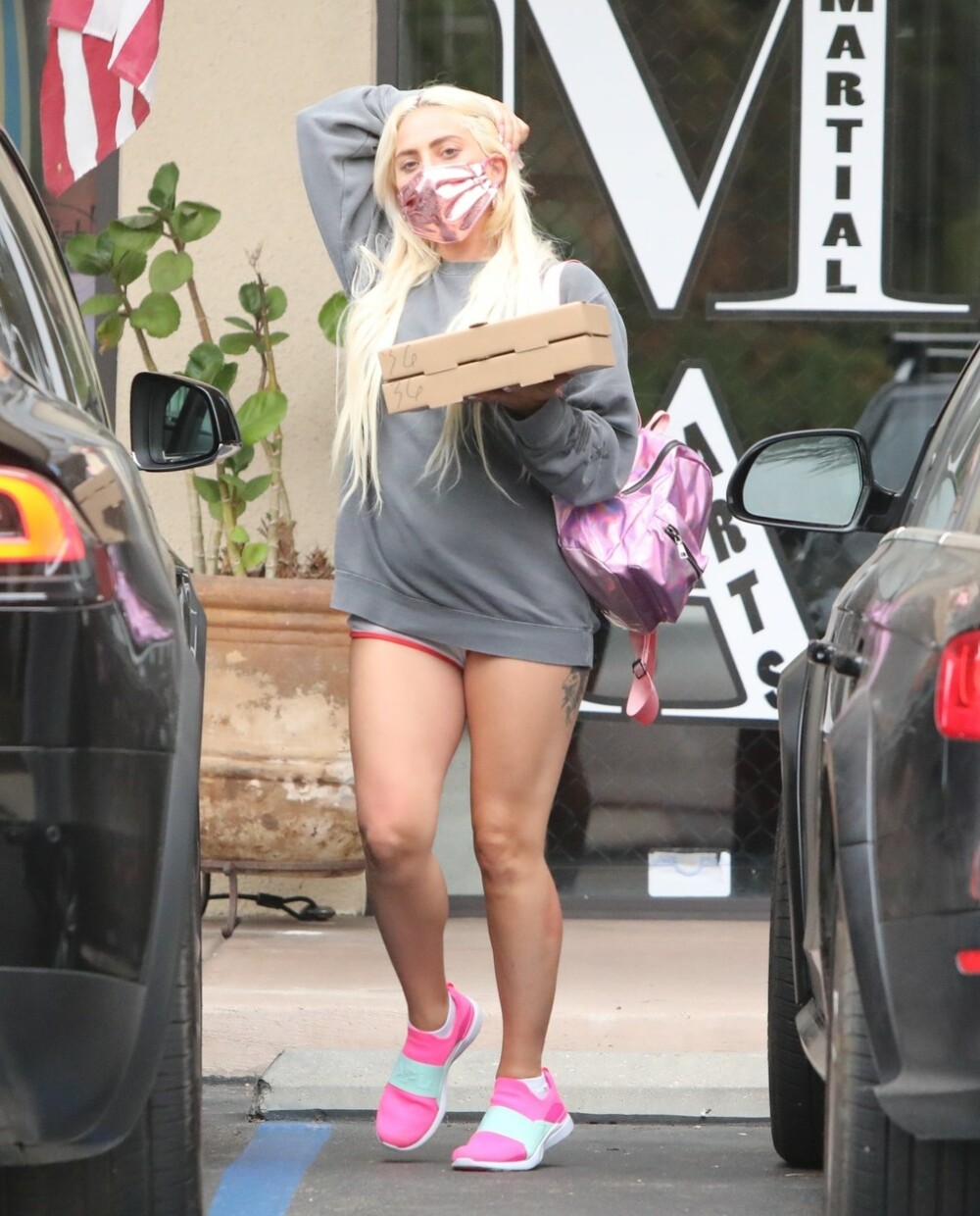 Lady Gaga, apariție îndrăzneață pe străzile din Malibu - Imaginea 4