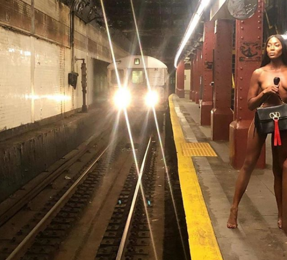 Naomi Campbell, ședință foto nud la metroul din New York. GALERIE FOTO - Imaginea 2