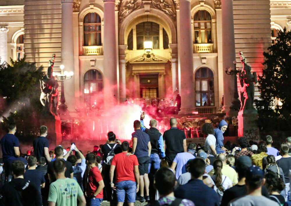 VIDEO. Incidente violente la Belgrad. Oamenii au ieșit în stradă pentru a patra seară la rând - Imaginea 1