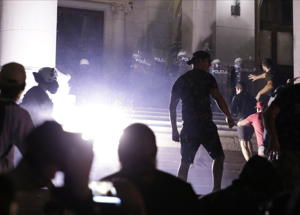 VIDEO. Incidente violente la Belgrad. Oamenii au ieșit în stradă pentru a patra seară la rând - Imaginea 7