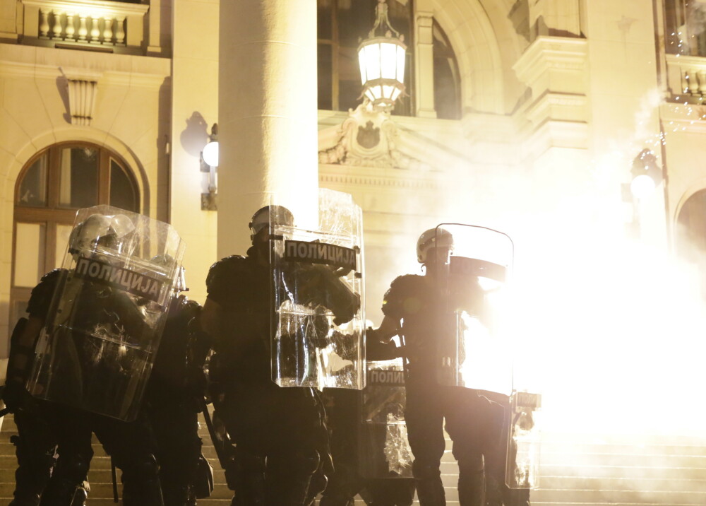VIDEO. Incidente violente la Belgrad. Oamenii au ieșit în stradă pentru a patra seară la rând - Imaginea 5