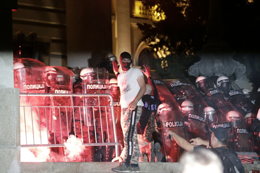 VIDEO. Incidente violente la Belgrad. Oamenii au ieșit în stradă pentru a patra seară la rând - Imaginea 4