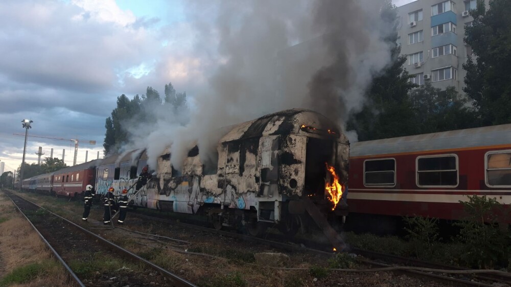 Incendiu puternic. Două vagoane de tren, cuprinse de flăcări - Imaginea 4