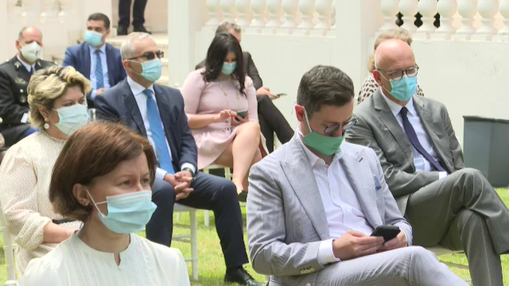 Ciolacu a fost singurul politician fără mască la recepția organizată la Ambasada Franței - Imaginea 2