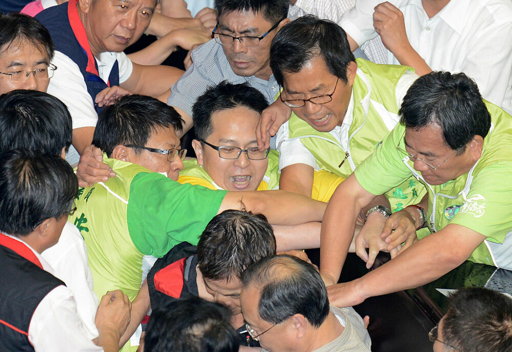 Lupte de senzație între membrii Parlamentului din Taiwan. Au împărțit pumni și au aruncat cu baloane cu apă. VIDEO - Imaginea 7