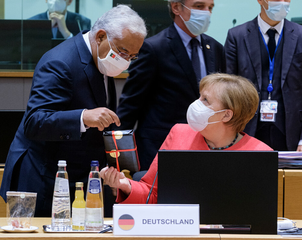 Summit UE la Bruxelles. Distanțare socială, măști sanitare personalizate și saluturi inedite - Imaginea 9