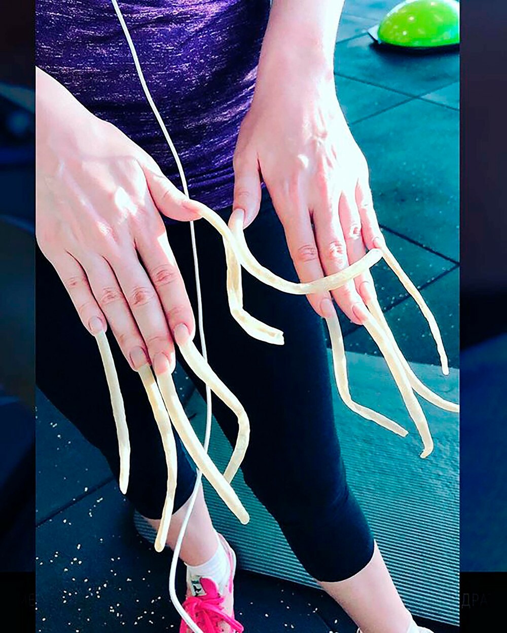 Motivul pentru care o femeie din Rusia care avea unghiile de 18 cm le-a tăiat. Ce a postat înainte pe internet - Imaginea 5